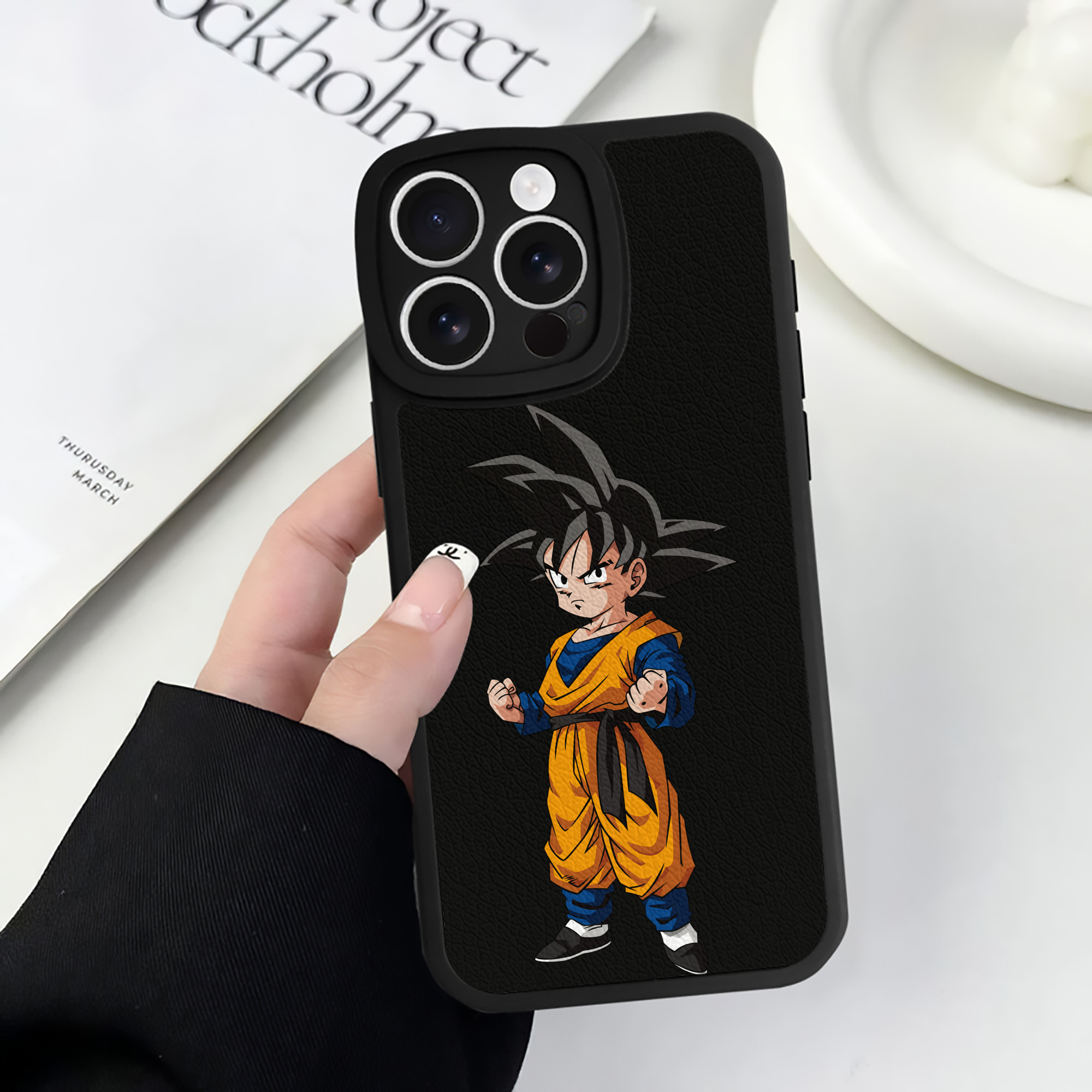 （画像用） ドラゴンボール 孫悟空（そん ごくう）Son Goku カカロット DRAGON BALL Kakarotto 【iPhone 16シリーズ対応】シリコンスマホケース（レザー調） 材質：シリコン
